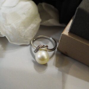 A beautiful light white fresh water pearl with white zircon silver bond shape ring