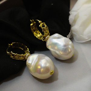 These earing are made with S925 sillver and 18k gold plated ,they are adorned with fresh water Baroque pearl detachable pendant