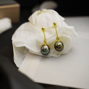 These earing are made with S925 silver and 18karat gold plated they are adorned with dark grey Tahitian pearl