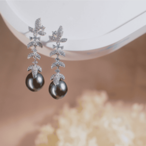 These studs are made from S925 silver and micropaved with white zircon they are adorned with dark grey Tahitian pearl